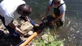 Techniker beim Rohreinbau in Hohenau