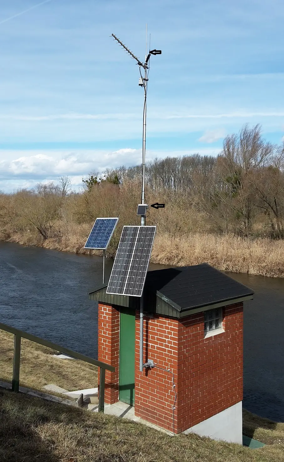 Pegelmessstelle Bernhardstal, im Hintergrund Flusslandschaft