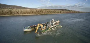 Baggerschiff am Fluss