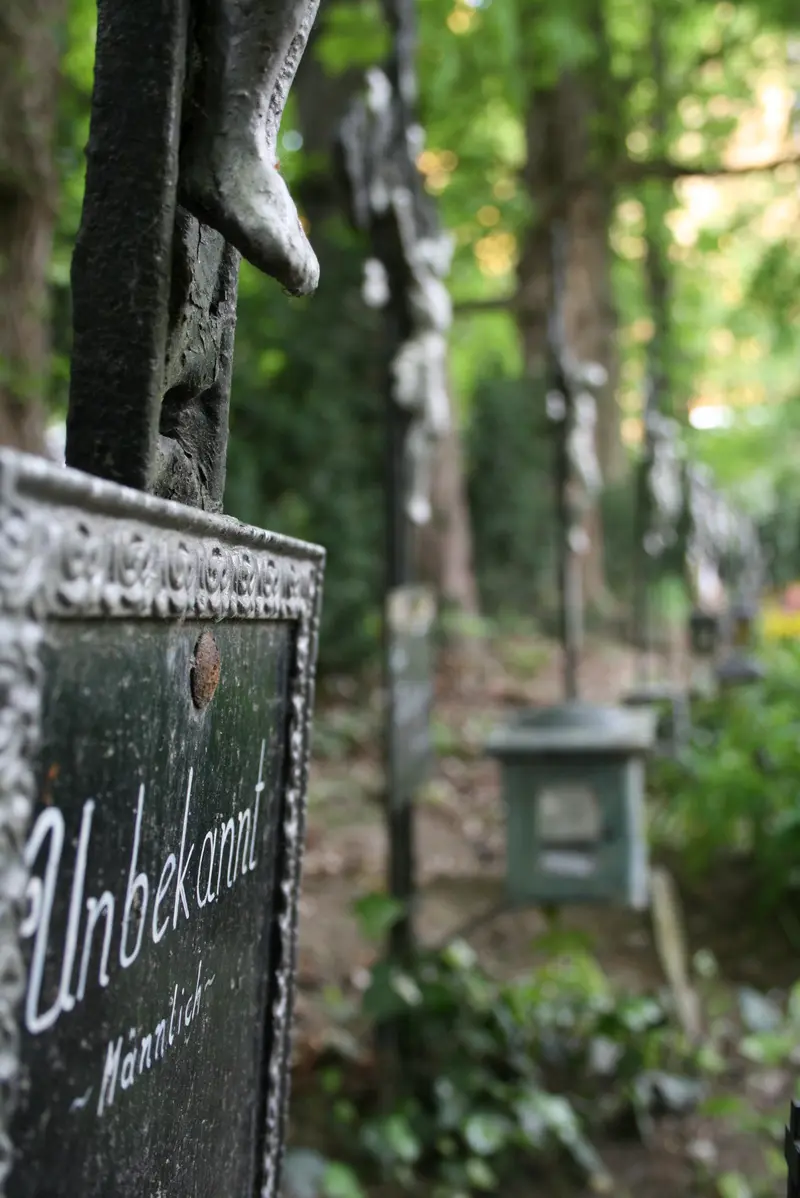 Nahaufnahme Grabinschrift - geschrieben unbekannt