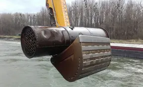 Dampfkessel auf Baggerschaufel