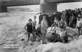 Menschen auf dem Donaueis