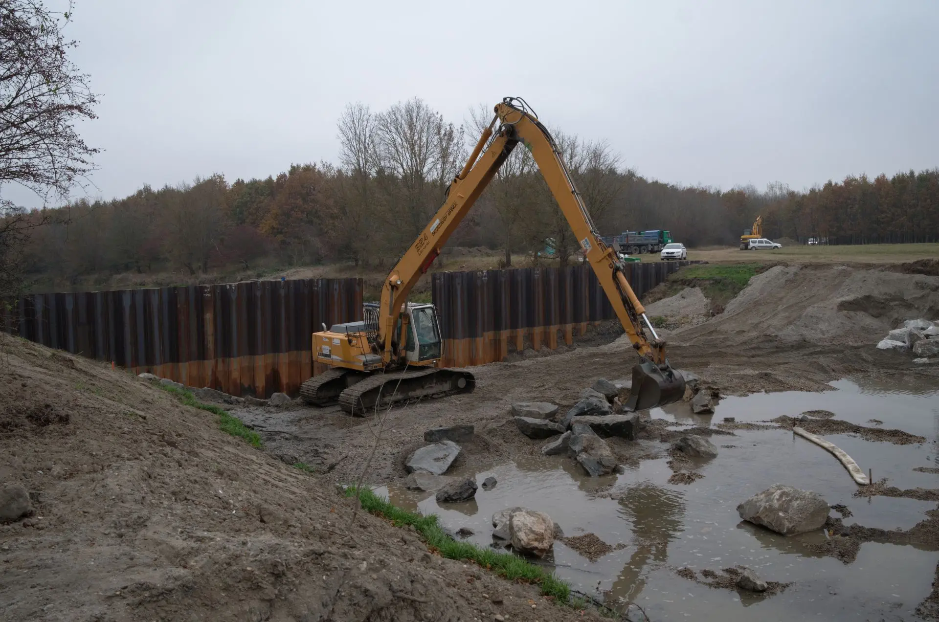 Das Teilungsbauwerk mit Spundwand (Foto: viadonau)