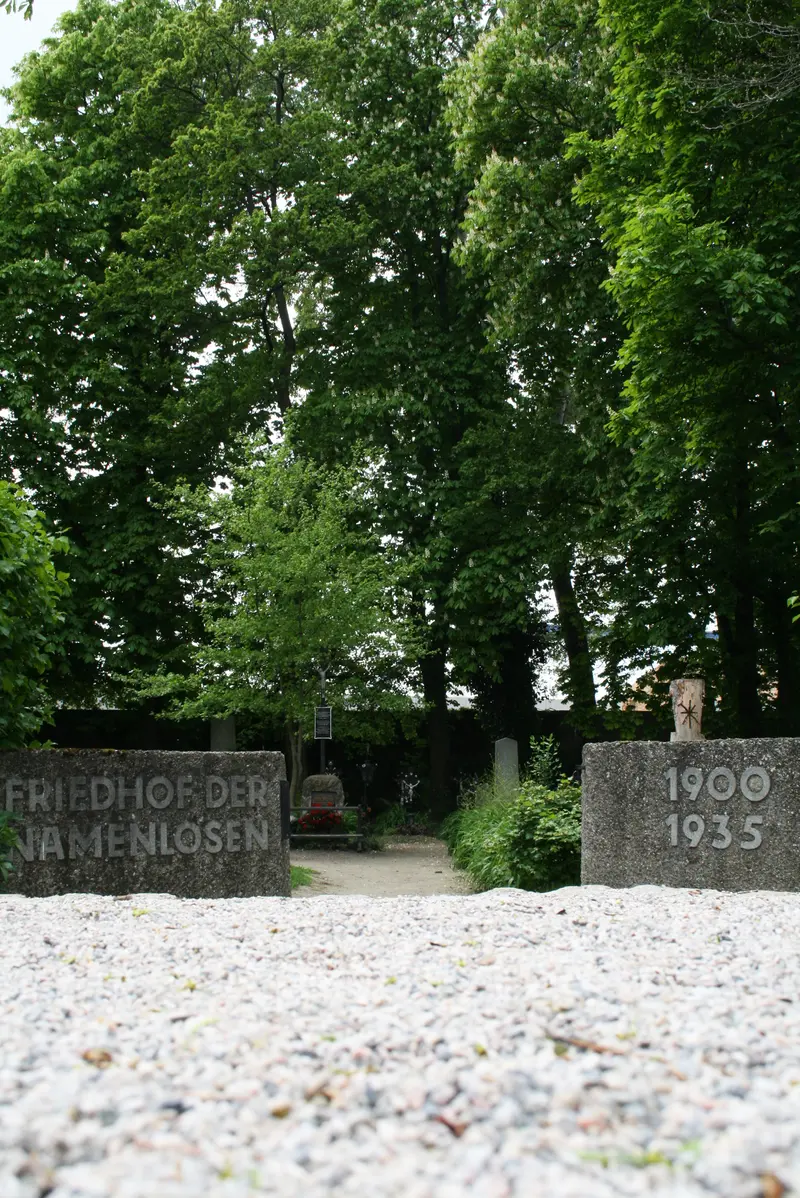 Eingang zum Friedhof der Namenlosen