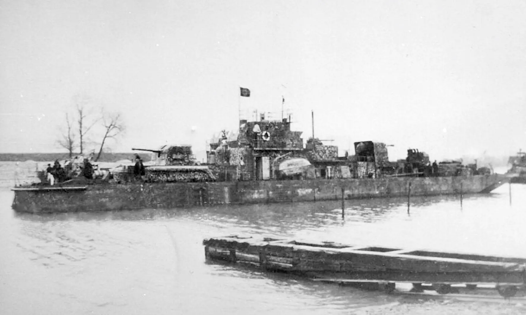 Marinefährprahm mit Geschützen, weshalb dieser Schiffstyp auch als Artilleriefährprahm bezeichnet wurde