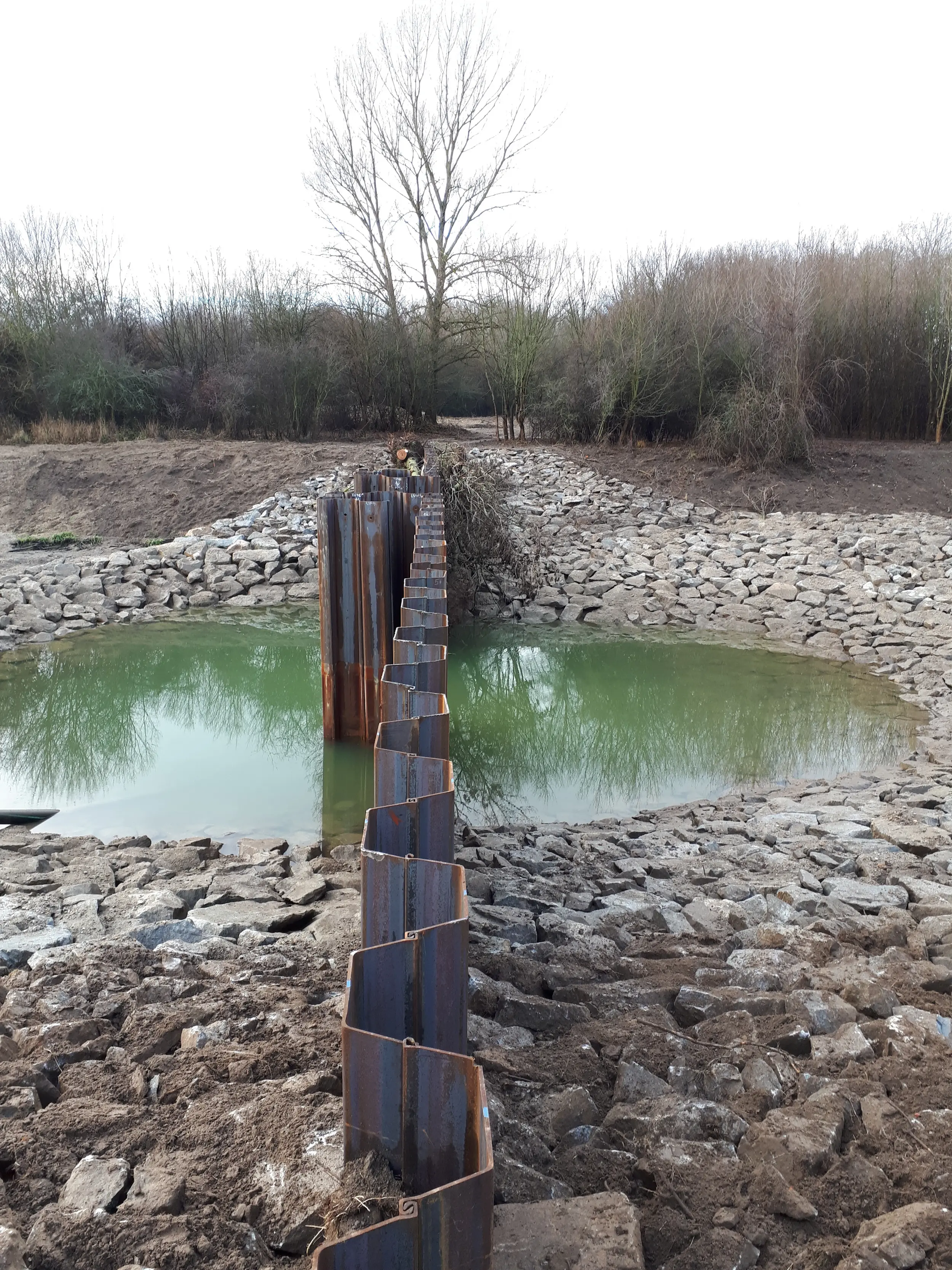 Das fertige Teilungsbauwerk mit Steinschüttung (Foto: viadonau)